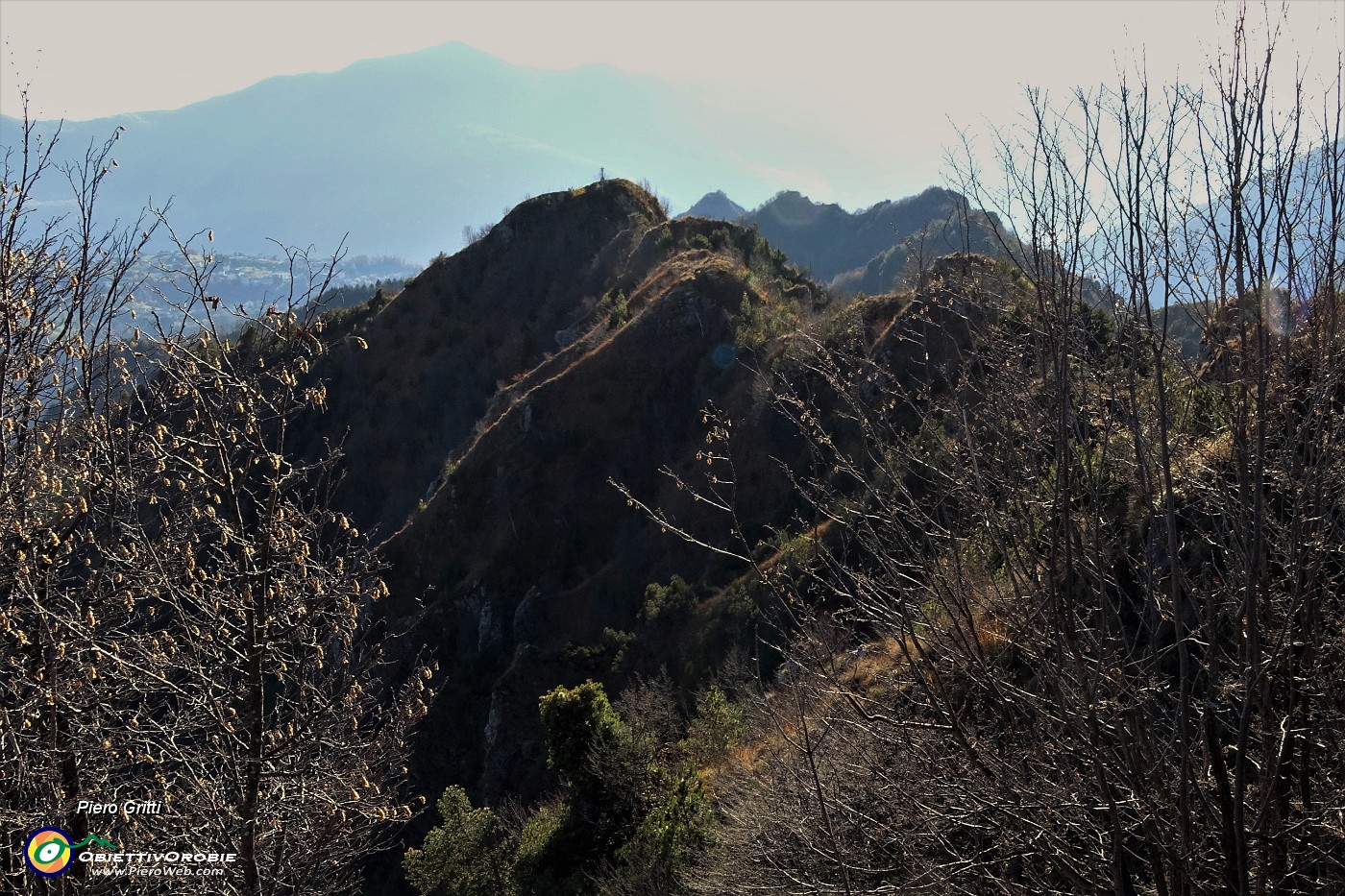 52 Vista sulla croce del Pizzo Rabbioso, difficile raggiungerla !.JPG